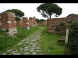 07207 ostia - regio i - insula xii - cardo maximus - li  caseggiato a tabernae (i,xii,10) - blick richtung porta laurentina.jpg